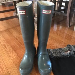 Size 7 Gray Hunter tall boots & sock inserts